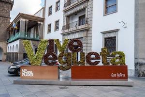 Struktur von vive Vegeta Text Über Wohn Gebäude beim las Palmen foto
