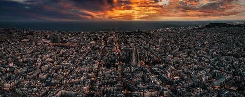 Antenne Aussicht von Barcelona Stadt Horizont und Sagrada familia Kathedrale beim Sonnenuntergang. foto