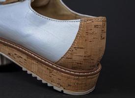 Weiß Schuhe mit Kork Sohlen und braun Schnürsenkel. viele Teile mit anders Winkel. Teil4 foto