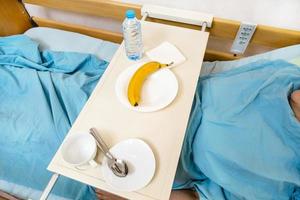 über Aussicht von Banane auf Tabelle auf Krankenhaus Bett foto