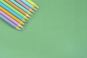 Pastell- farbig Bleistifte, oben Aussicht auf Grün Hintergrund, Illustration Konzept, Bildung und zurück zu Schule foto