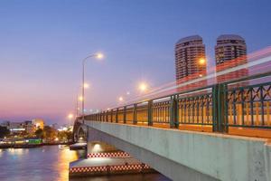 Verkehr auf der Brücke bei Sonnenuntergang foto