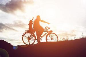 Biker-Familiensilhouette Vater und Sohn foto