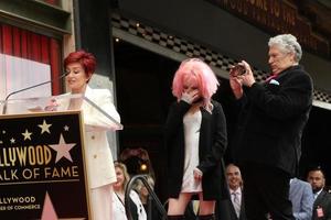 los angeles, 11. april - sharon osbourne, cyndi lauper, harvey fierstein bei der harvey fierstein und cyndi lauper hollywood walk of fame zeremonie im pantages theater am 11. april 2016 in los angeles, ca foto