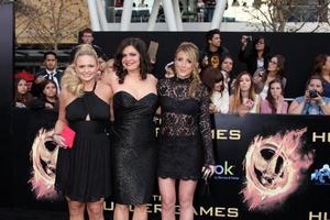 los angeles, 12. märz - miranda lambert, angaleena presley und ashley monroe von den pistol annies kommen zur hunger games premiere im nokia theater at la live am 12. märz 2012 in los angeles, ca foto