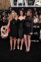 los angeles, 12. märz - miranda lambert, angaleena presley und ashley monroe von den pistol annies kommen zur hunger games premiere im nokia theater at la live am 12. märz 2012 in los angeles, ca foto