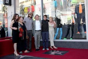 los angeles, sep 19 - marin hinkle, conchata ferrell, ashton kutcher und jon cryer, angus t jones, holland taylor bei der jon cryer hollywood walk of fame star zeremonie auf dem hollywood walk of fame am 19. september 2011 in los angeles, ca foto