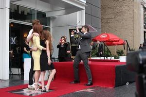 los angeles, oktober 3 - caleb freundlich, julianne moore, liv freundlich, bart freundlich bei der hollywood walk of fame zeremonie für julianne moore im w hollywood hotel am 3 foto