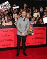 los angeles, 18. nov. - sam claflin bei der the hunger games - fanging fire premiere im nokia theater am 18. november 2013 in los angeles, ca foto