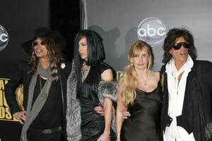 steven tyler, joe perry und gäste kommen zu den 2008 american music awards im nokia theater in los angeles, ca. 23. november 2008 foto