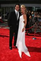 don diamont und cindy ambuehl kommen am 20. juni 2008 bei den daytime emmys 2008 im kodak theater in hollywood an foto