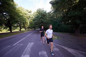 Mann, der draußen joggt foto