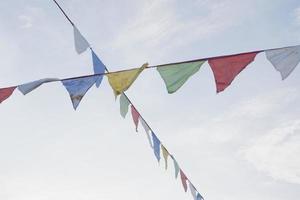 festliche bunte Fahnen am blauen Himmel foto