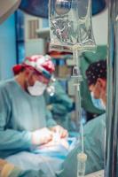 Dropper-Nahaufnahme auf dem Hintergrund des Chirurgen, der die Operation durchführt foto