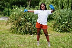 afrikanische freiwillige frau im park. afrika-freiwilligenarbeit, wohltätigkeit, menschen und ökologiekonzept. foto