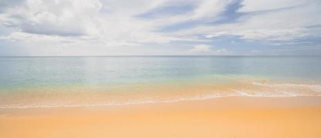 Panorama Wellen Meer Blau Himmel Weiß Wolken foto