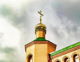 christliches Kirchenkreuz im hohen Kirchturm zum Gebet foto