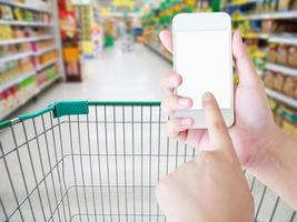 weiblich Hand halten Handy, Mobiltelefon Clever Telefon auf Supermarkt foto