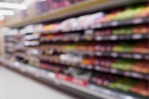 Lebensmittelgeschäft mit frischen Obst- und Gemüseregalen im Supermarkt verschwommenen Hintergrund foto