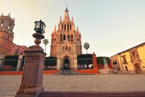 parroquia erzengelkirche jardin stadtplatz rafael kirche san miguel de allende, mexiko. Parroaguia im 17. Jahrhundert geschaffen foto