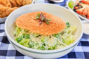Caesar Salat mit Käse und Croutons foto