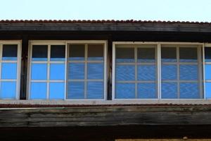 kleines Fenster in der Großstadt. foto