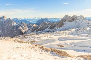 zugspitze gletscherskigebiet in den bayerischen alpen foto