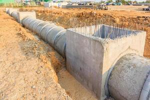 Entwässerungsrohr und Mannloch auf einer Baustelle foto