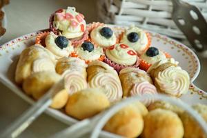 Desserts auf einem Teller foto