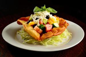 gemischter Salat auf Teller foto
