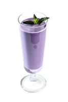 Blaubeermilchshake auf einem weißen Hintergrund foto