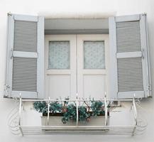 Fenster mit Pflanzgefäß foto