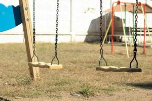 leeren hängend schwingen im das Spielplatz. Neu normal, Sozial Distanzierung und Quarantäne foto