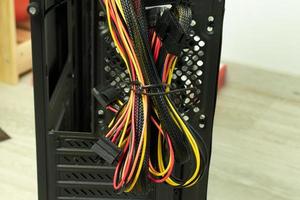 Kabel und Drähte von das Leistung liefern zum Verbindung zu Computer Komponenten. Kabel Verwaltung und pc Versammlung foto