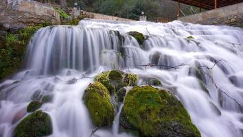 Langzeitbelichtung Flusslandschaft im Herbst foto