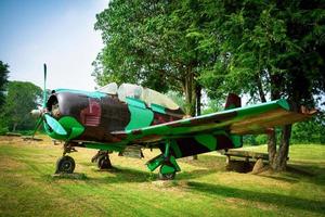 alt Militär- Flugzeug Flugzeug Motor zum Soldat Krieger im das Welt Krieg im das Park foto