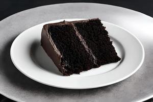 Scheibe von Schokolade Kuchen auf das Weiß Platte. foto