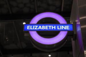 Elisabeth Linie Text auf lila Kreis beim unter Tage U-Bahn Bahnhof im London foto