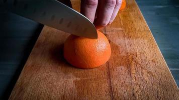 Schneiden Orange auf ein Küche Tafel foto