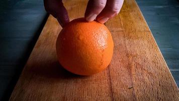 Schneiden Orange auf ein Küche Tafel foto
