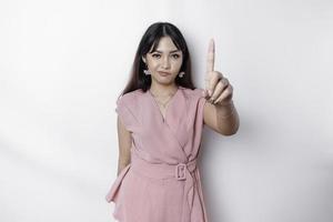 schön asiatisch Frau tragen Rosa Bluse mit Hand Geste Pose Ablehnung oder Verbot mit Kopieren Raum foto