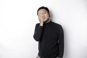 Porträt von schläfrig attraktiv asiatisch Mann tragen ein schwarz Shirt, Gefühl müde nach Nacht ohne schlafen, Gähnen, Abdeckung geöffnet Mund mit Palme foto