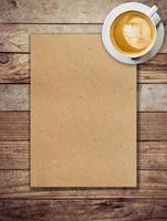 braun Papier und Kaffee auf Holz Hintergrund Textur foto