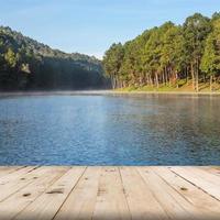 Holz Fußboden Perspektive auf das See und Wald im Thailand foto