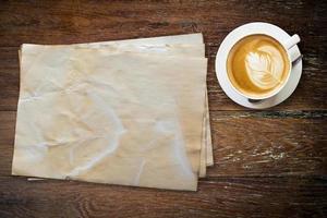 alt Papier und Kaffee auf Holz Tabelle mit Raum. foto