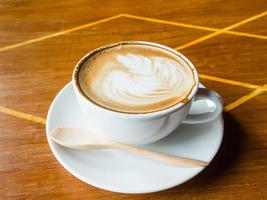 Latté Kaffee auf Holz Tabelle foto