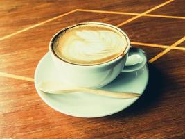 Tasse von Latté Kaffee auf Holz foto