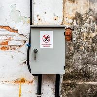 Steuerung Box auf alt Backstein Mauer foto