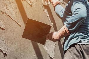 Stuckateur Beton Arbeiter beim Mauer von Zuhause Konstruktion Gebäude foto