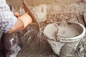 Stuckateur Beton Arbeiter beim Mauer von Zuhause Konstruktion Gebäude foto